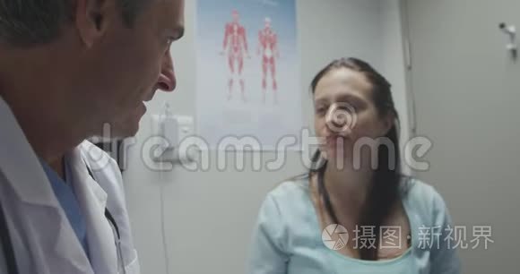 医学专业检查病人视频