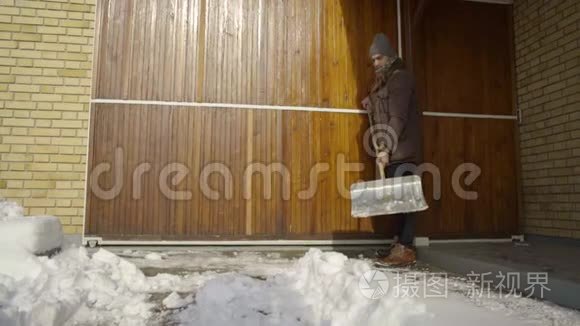 打扫卫生的人在院子里铲雪