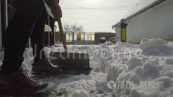 打扫卫生的人在院子里铲雪