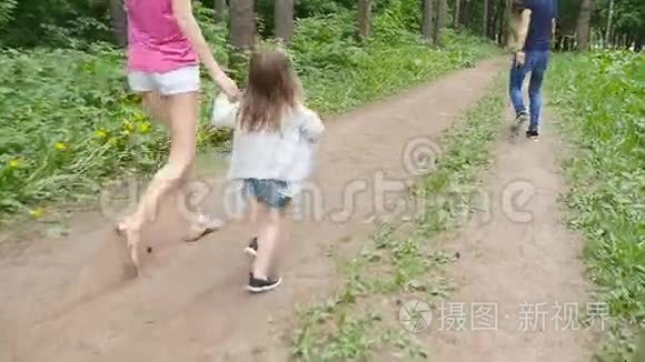 可爱的女婴和父母在公园散步