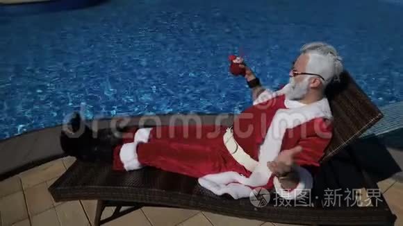 圣诞老人在游泳池里避暑视频