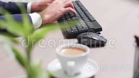 办公桌前的商人用电脑键盘视频