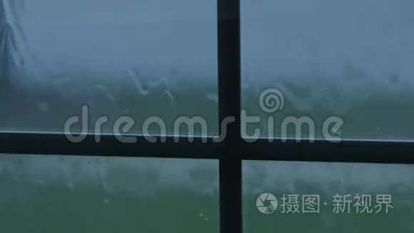 雨水顺着窗户玻璃流下