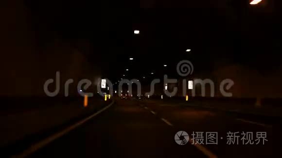 汽车穿过隧道