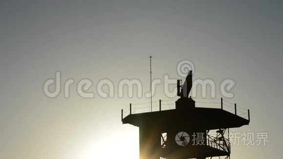 雷达通信塔在日落时旋转视频