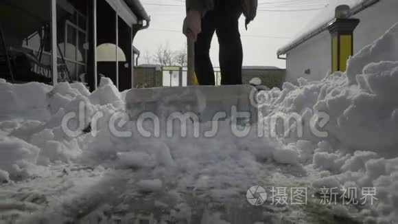 打扫卫生的人在院子里铲雪视频