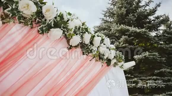 拱门的婚礼装饰。 用鲜花装饰的婚礼拱门。