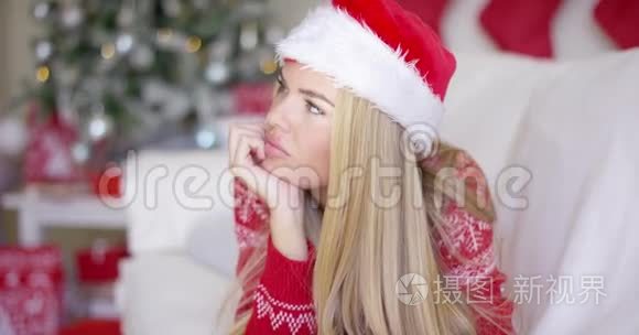客厅里戴着圣诞帽的漂亮女孩视频
