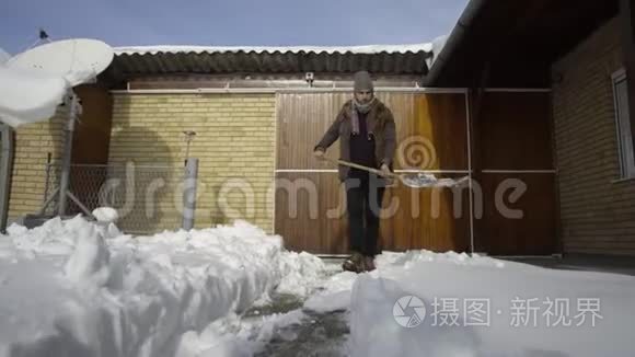 打扫卫生的人在院子里铲雪视频