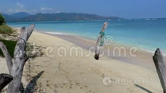 美丽的海滩和漂流木吉利航空岛视频