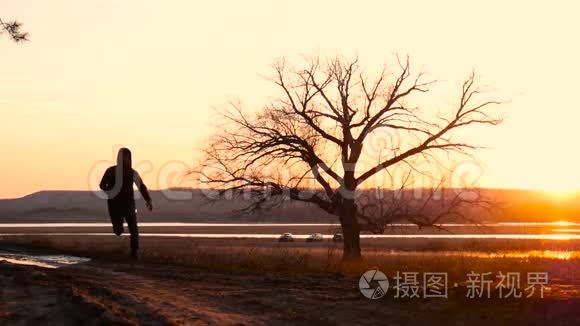 在夕阳下奔跑的人视频