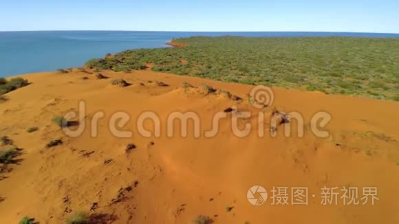 一座悬崖和天空的大海视频