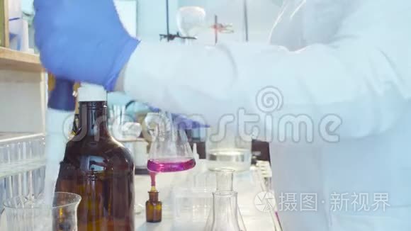 科学家滴定溶液的手视频