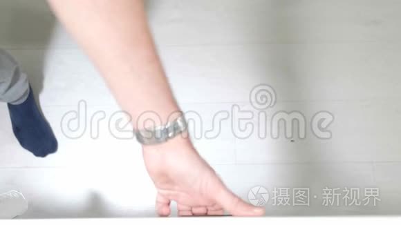 一个男人把脏盘子放进洗碗机视频