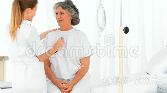 护士测量她成熟病人的心跳视频