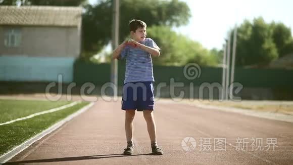 青少年男孩在运动场体操