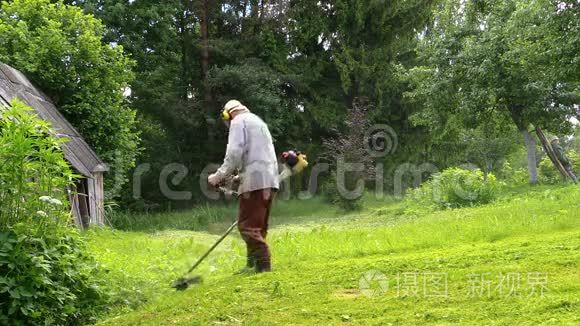 园艺工人在农村的房子附近剪草视频