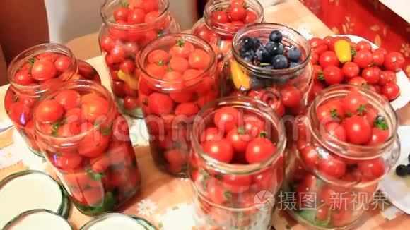 准备保存的水中的番茄视频