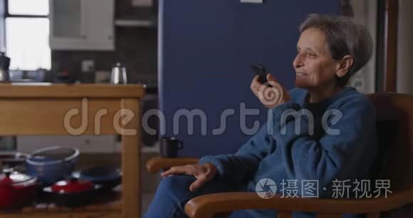 老年妇女独自在家放松