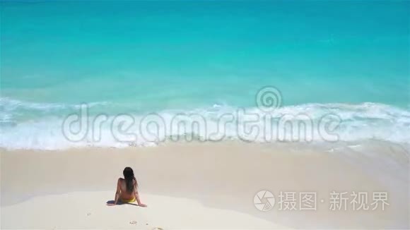 海滩上的年轻女子在上面的水景