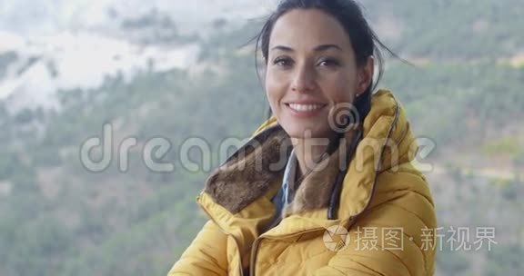 微笑的年轻女子在山上徒步旅行视频