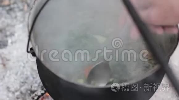 蔬菜汤在外面的大锅里视频