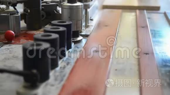 钻孔家具零件的木工机械视频