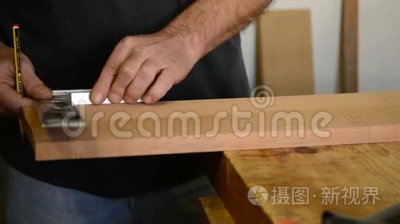 木匠或工匠在餐桌上做记号视频