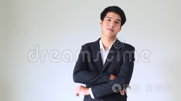 快乐的年轻亚洲英俊的微笑商人视频