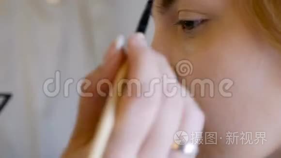化妆师画模特的眉毛视频