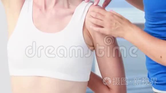 一个女人伸出她的手臂视频