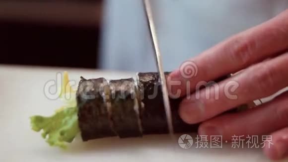 餐厅厨师准备和切寿司卷视频