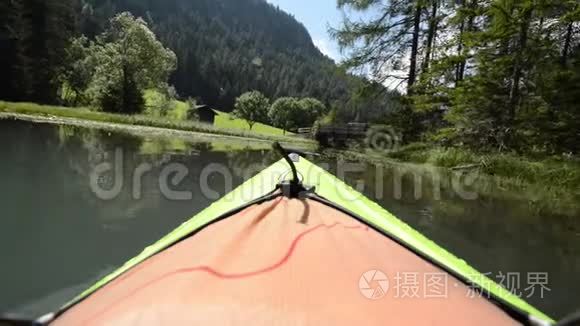 在风景优美的湖上度假皮艇旅行视频