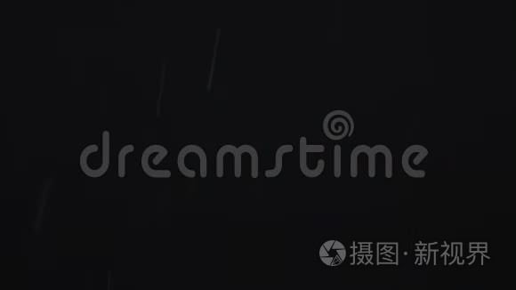 黑色背景下的雨