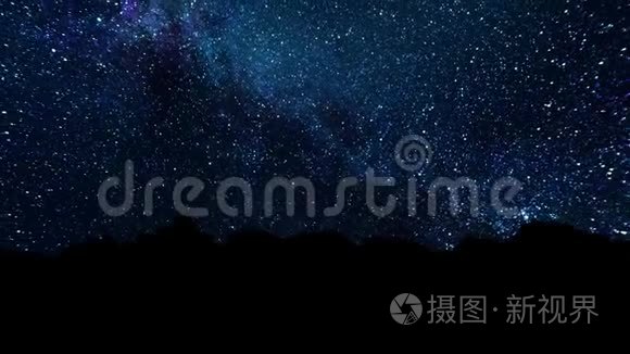 银河系，径星系和星移过夜空.. 带有星星和银河系的抽象夜空背景