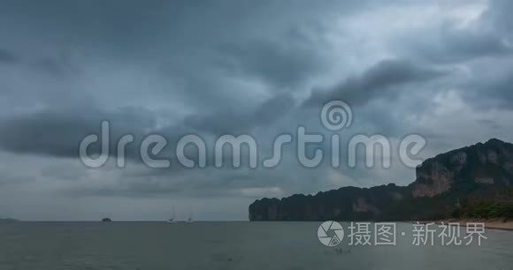 时间流逝的雨云在海滩和海洋景观与船。 海洋中的热带风暴。