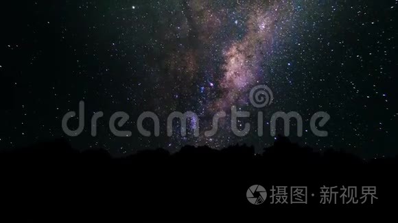 银河系，径星系和星移过夜空.. 带有星星和银河系的抽象夜空背景