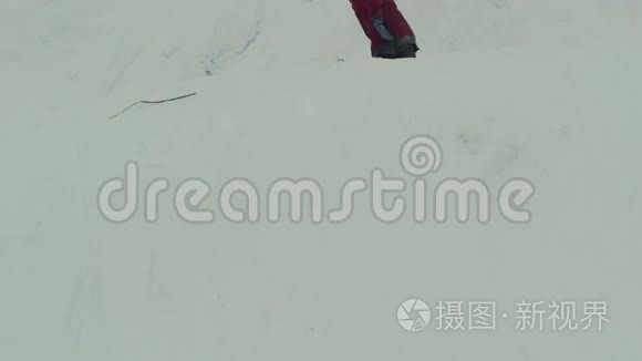 极端滑雪者滑在铁轨上视频