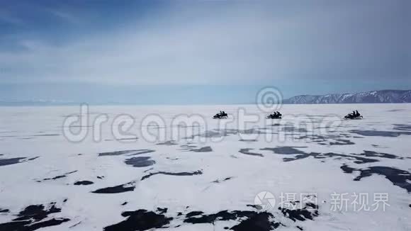 冬季在贝加尔湖冰封的雪地摩托上飞行