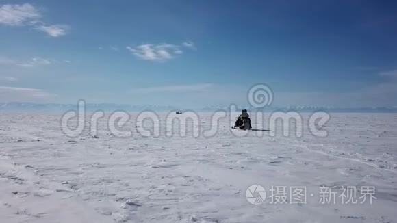 冬季在贝加尔湖冰封的雪地摩托上飞行