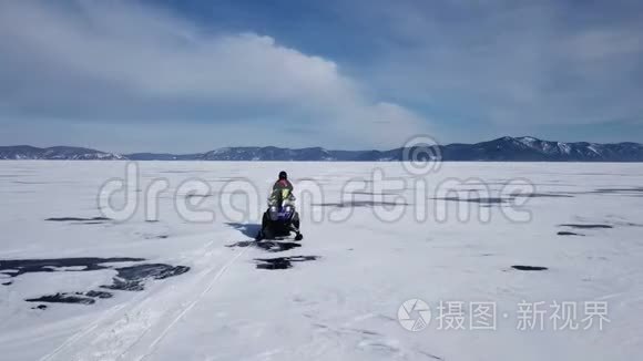 冬季在贝加尔湖冰封的雪地摩托上飞行