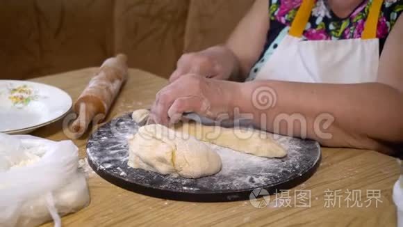 烹饪传统食物视频