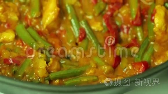 在平底锅特写中用豆子烹饪视频