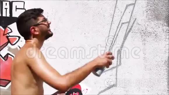 涂鸦艺术家在街上画墙视频