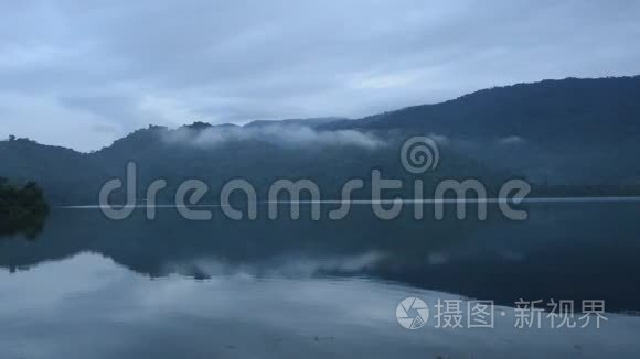 湖中云雾缭绕的山景视频