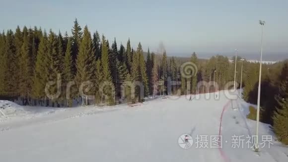 森林鸟瞰滑雪场视频
