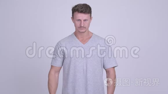 愤怒的胡须男竖起大拇指视频