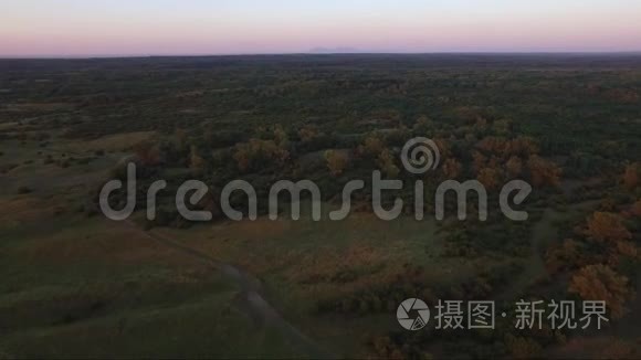 日落时的乡村田野，空中镜头