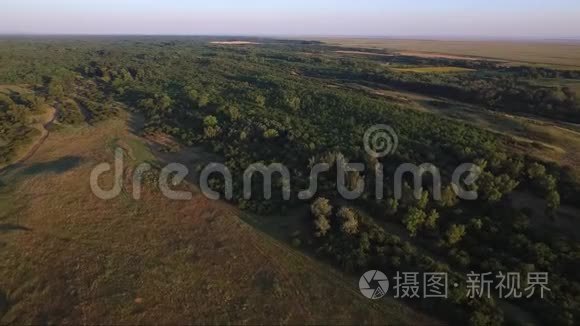 日落时的乡村田野，无人机空中镜头