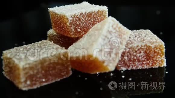 在黑色背景上特写橙色果酱